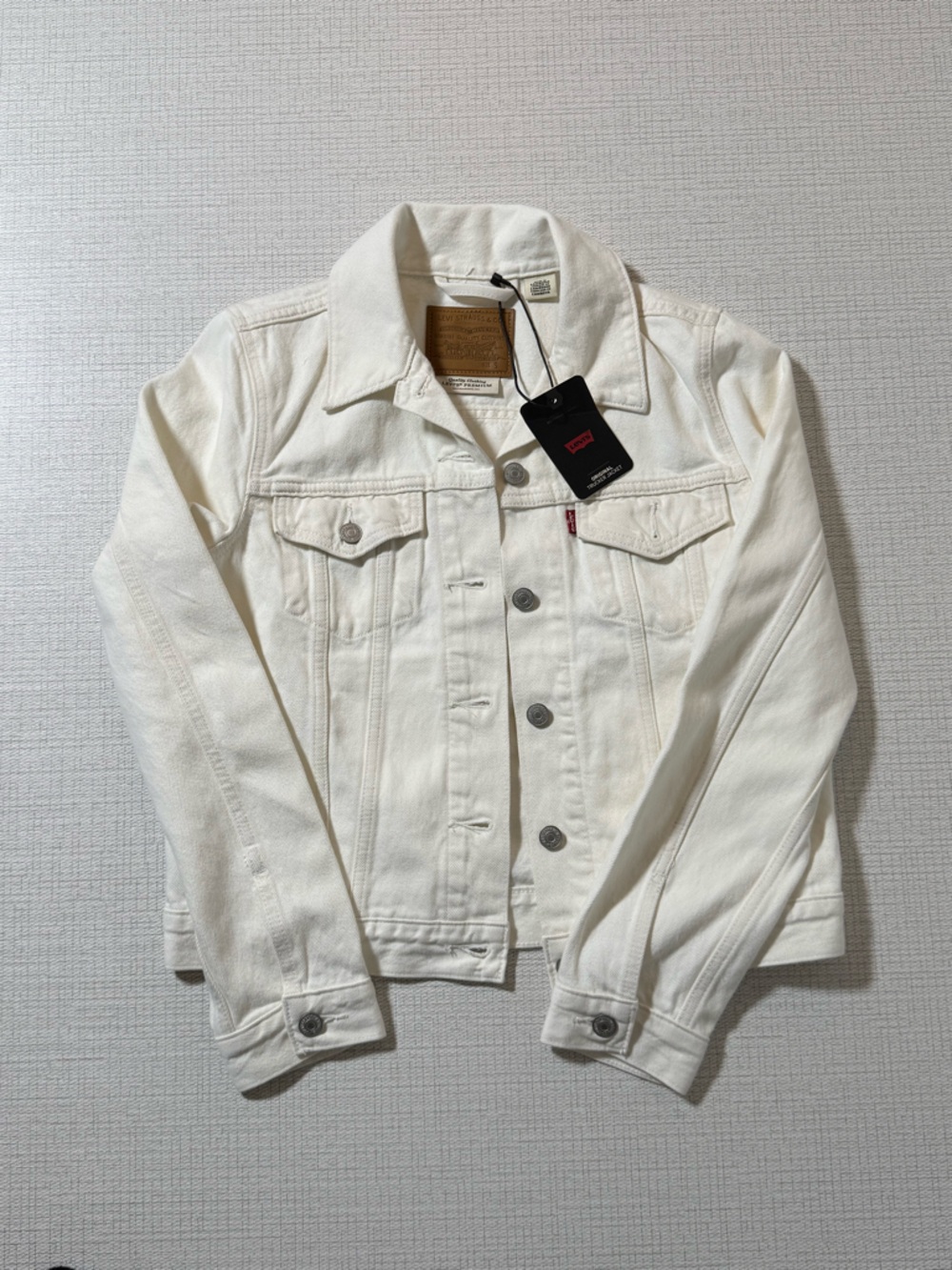 Levi's Women's Cream Denim Trucker Jacket - Picture 3 of 10